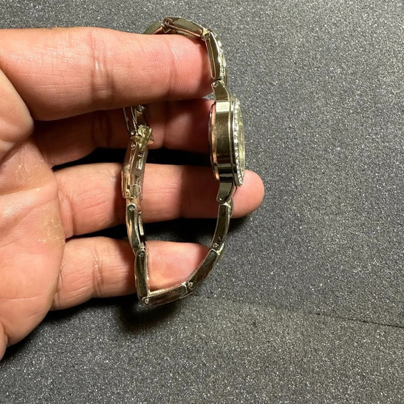 Ladies quartz cocktail watch diamond accent gold tone working with new battery - Picture 5 of 7